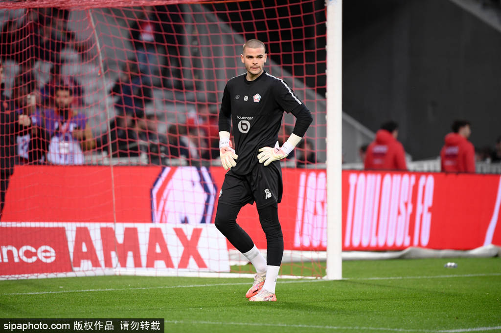 曝曼联考虑签新门将替代奥纳纳 或与米兰拜仁竞争舍瓦利耶