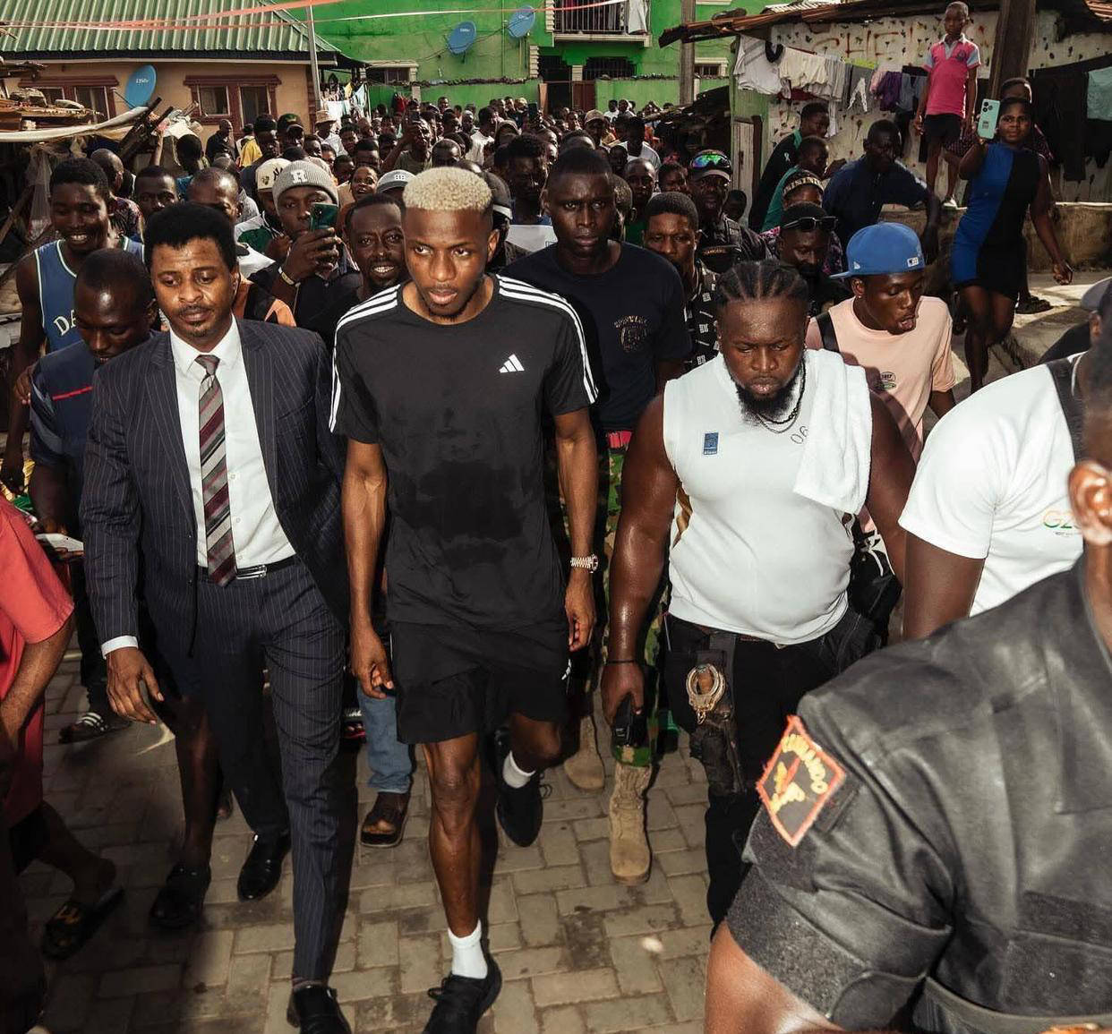 曼联寻求与奥斯梅恩达成降薪协议！不考虑签约法甲神锋，背后原因曝光